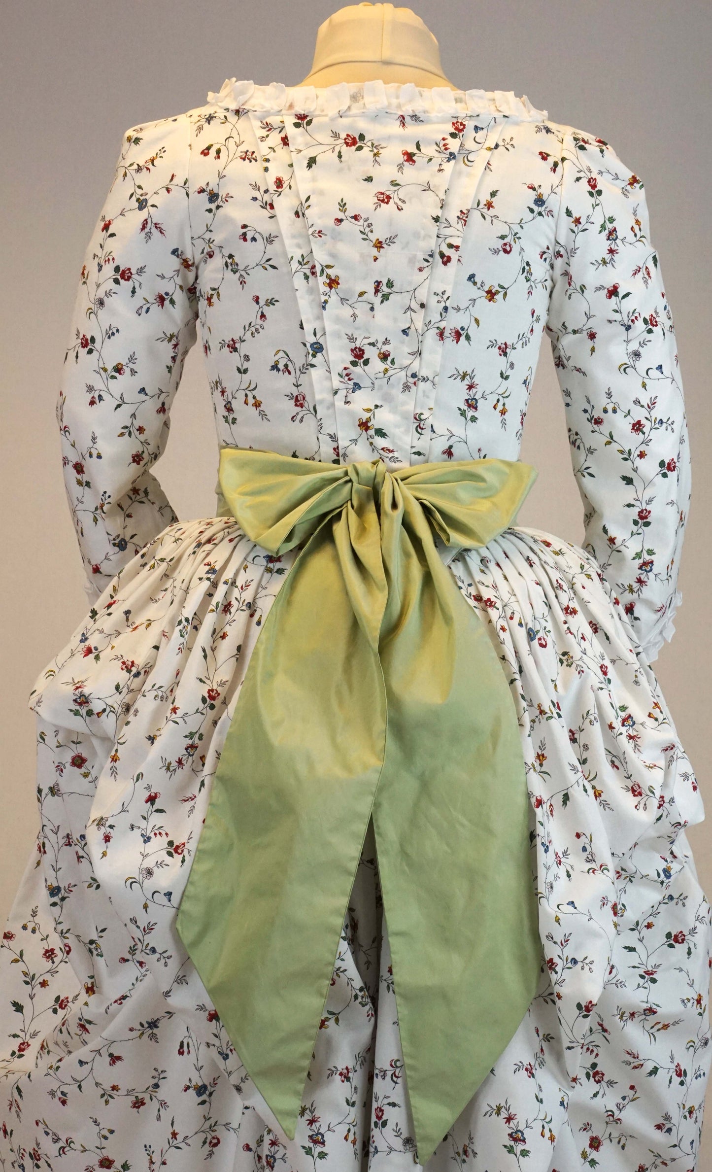 #0519 Robe a la Anglaise 1770-90 incl. two different sleeves, cutaway front and bum roll Size US 8-30 (EU 34-56) Printed Pattern