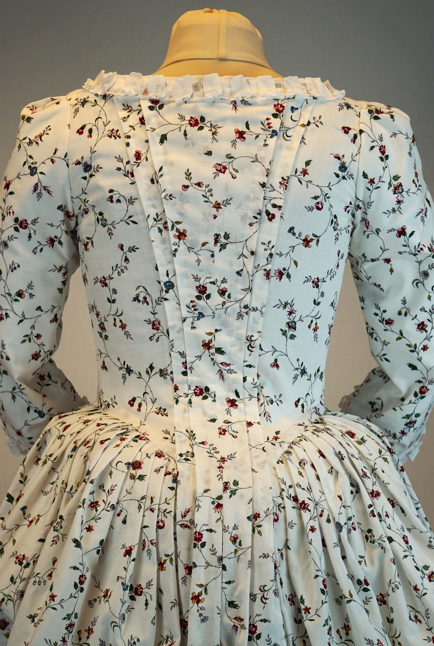 #0519 Robe a la Anglaise 1770-90 incl. two different sleeves, cutaway front and bum roll Size US 8-30 (EU 34-56) Printed Pattern